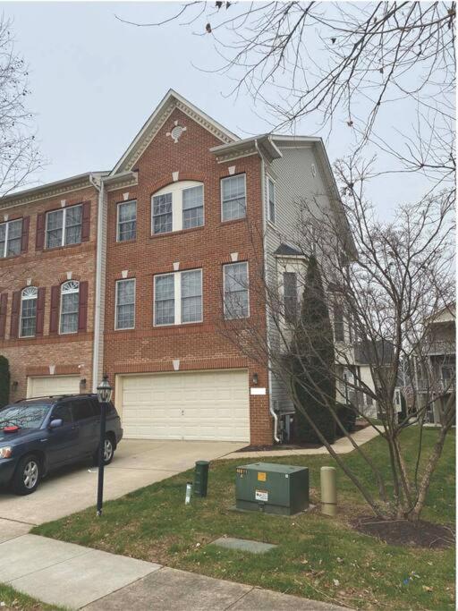 Sunny townhouse 3 bedroom walk to shops